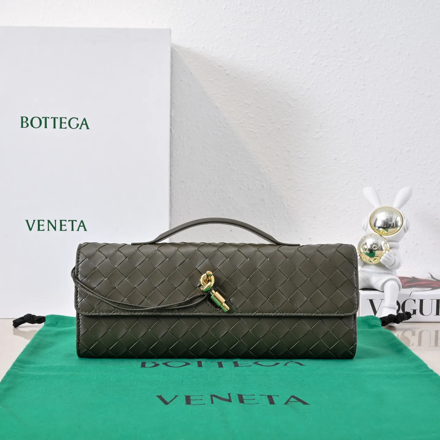 The batch of 1360 BV Andiamo evening handbags has been heavily planted again~ The designer aesthetics in the era of economic downturn are back. I fall in love with it at first sight and can't put it down. It's so beautiful and full of aura. The shape and texture are very competitive. It's light in weight and has sufficient capacity. It's a must-have for fashionistas. It's suitable for many occasions, minimalist, high-end and light luxury. Model No.: 741511 Size: 31*13*3cm